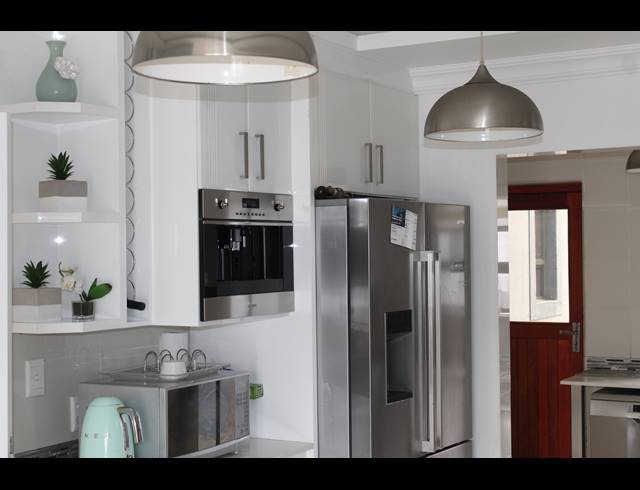 6 BEDROOM HOUSE FOR SALE IN THE COVES